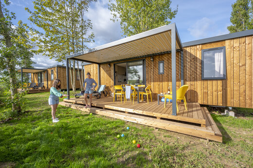 Modern houten Mobil-home met terras op CAPFUN Val d'Authie (80).