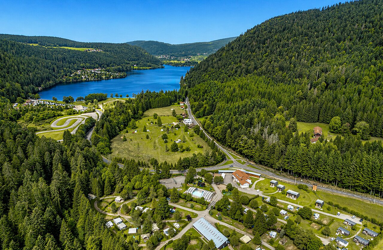Luchtfoto camping, overdekt zwembad, staanplaatsen in vallei op camping CLICOCHIC Verte Vall�e in XONRUPT LONGEMER (88).