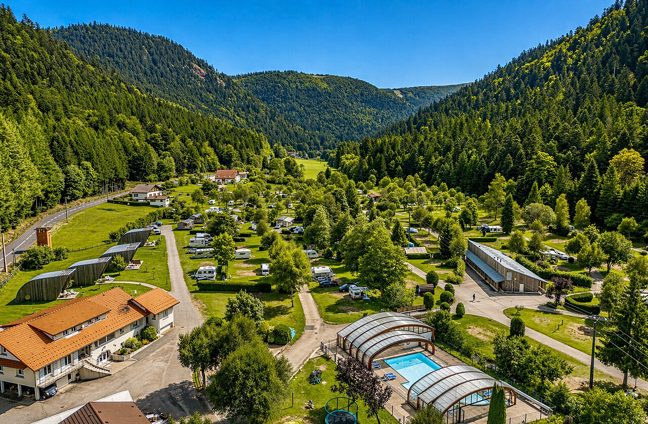 Koppel voor een modern houten Mobil-home op camping CLICOCHIC Verte Vall�e in XONRUPT LONGEMER (88).