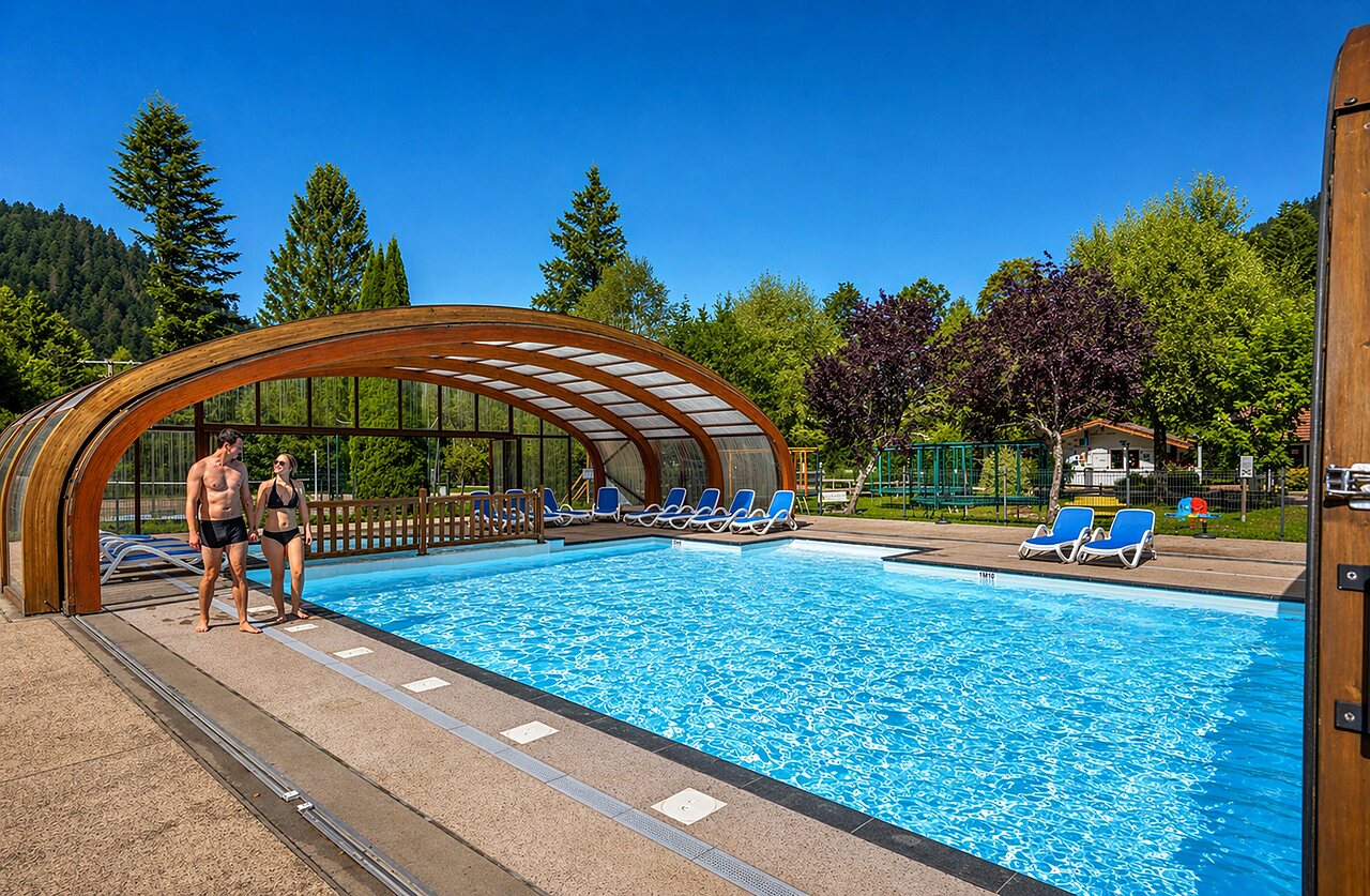 Overdekt en openluchtzwembad, ligstoelen op camping CLICOCHIC Verte Vall�e in XONRUPT LONGEMER (88)