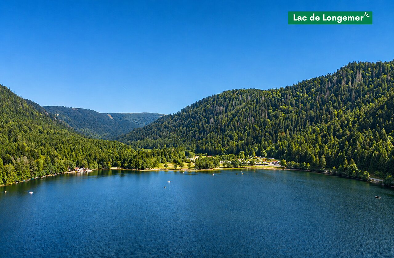 Overdekt zwembad, spa met stel op camping CLICOCHIC Verte Vall�e XONRUPT LONGEMER.