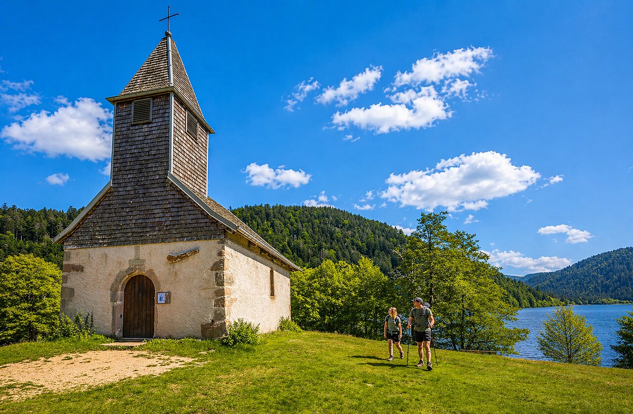 Waterfiets met glijbaan op meer, wateractiviteiten camping CLICOCHIC Verte Vall�e XONRUPT LONGEMER.