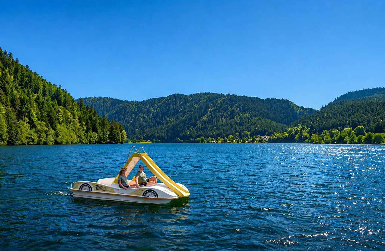 Kerk, meer en wandelaars, camping CLICOCHIC Verte Vall�e XONRUPT LONGEMER (88).