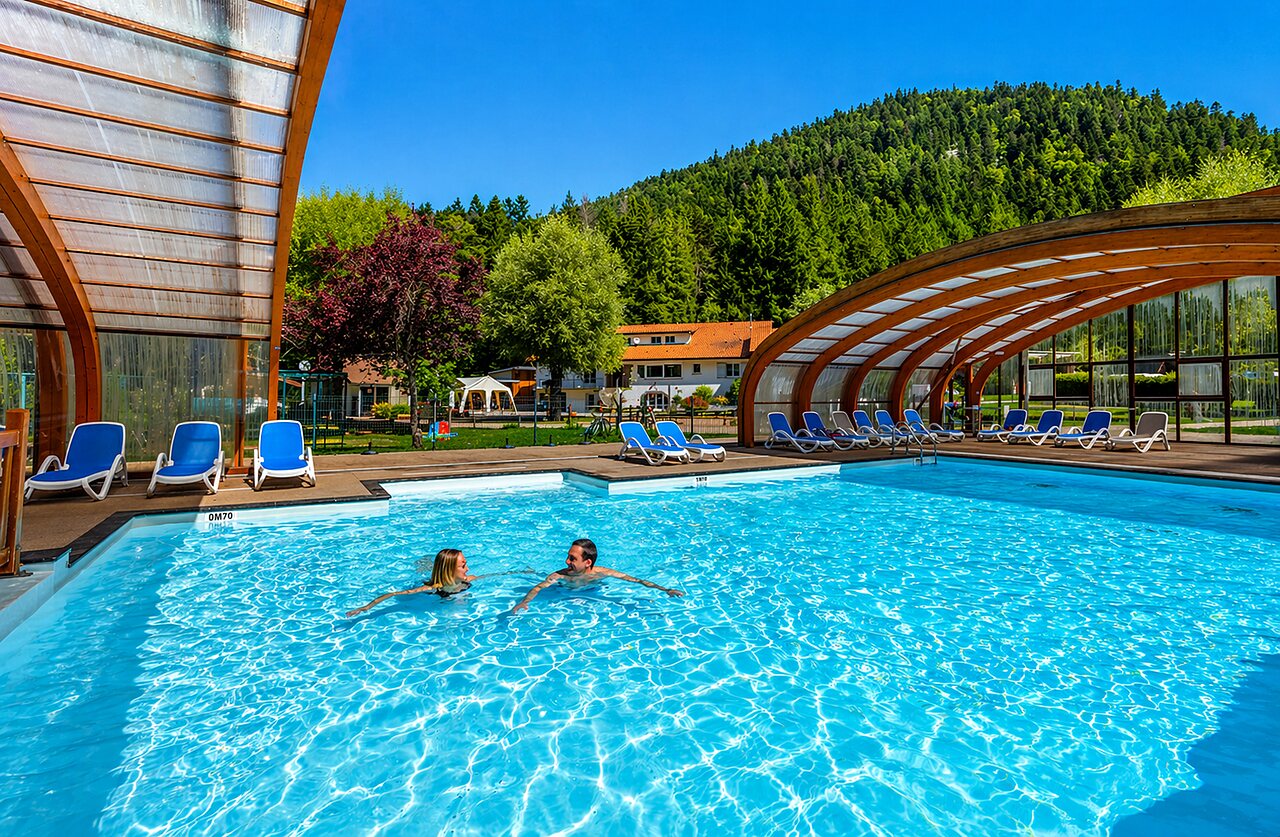 Wandelaars op pad langs het meer, camping CLICOCHIC Verte Vall�e.