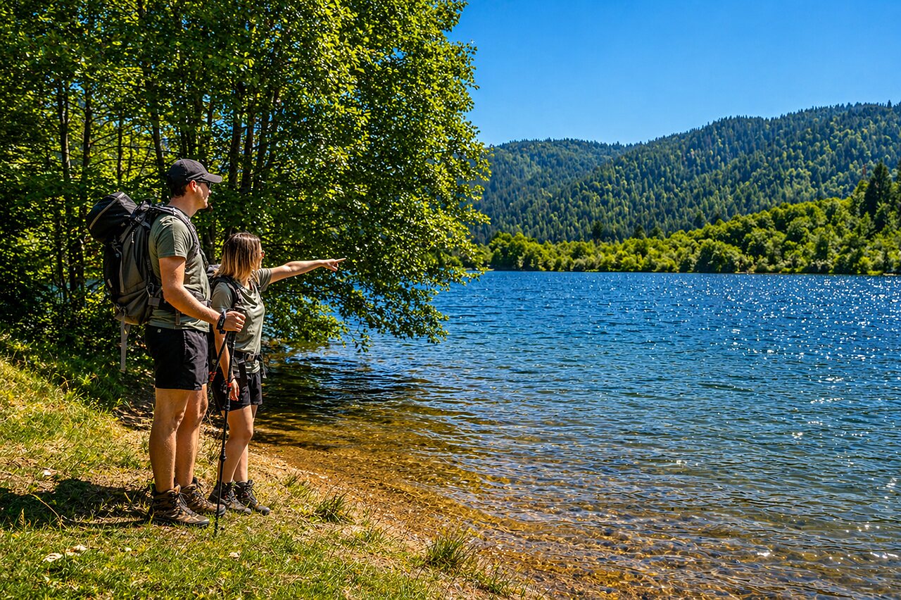 Koppel op terras moderne accommodatie, camping CLICOCHIC Verte Vall�e, XONRUPT LONGEMER (88).