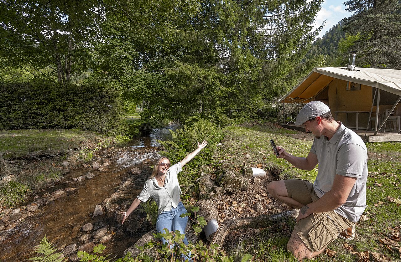 Bergmeer en wandelaars op camping CLICOCHIC Verte Vall�e in XONRUPT LONGEMER.