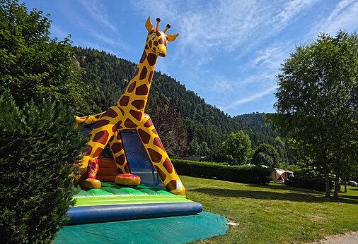 Opblaasbare giraf speelstructuur voor kinderen op camping CLICOCHIC Verte Vall�e in XONRUPT LONGEMER (88).