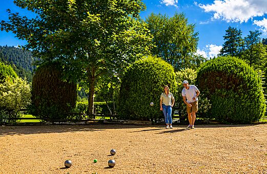 Koppel speelt jeu de boules op de camping CLICOCHIC Verte Vall�e in XONRUPT LONGEMER (88).