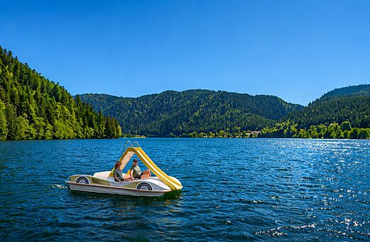 Waterfiets met glijbaan op meer, bergen, camping CLICOCHIC Verte Vall�e XONRUPT LONGEMER (88).
