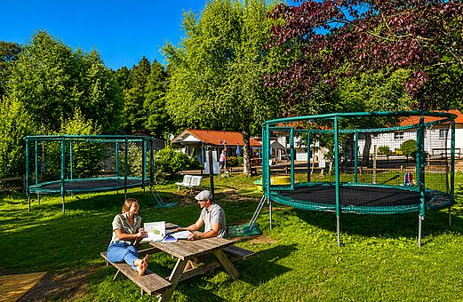 Trampolines met veiligheidsnet op camping CLICOCHIC Verte Vall�e in XONRUPT LONGEMER (88).