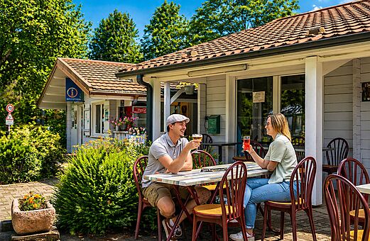 Koppel drinkt op het terras van de bar, receptie op camping CLICOCHIC Verte Vall�e in XONRUPT LONGEMER (88).