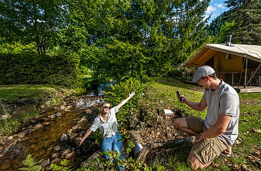 Koppel, beek en glampingtent op CLICOCHIC Verte Vall�e XONRUPT LONGEMER (88).