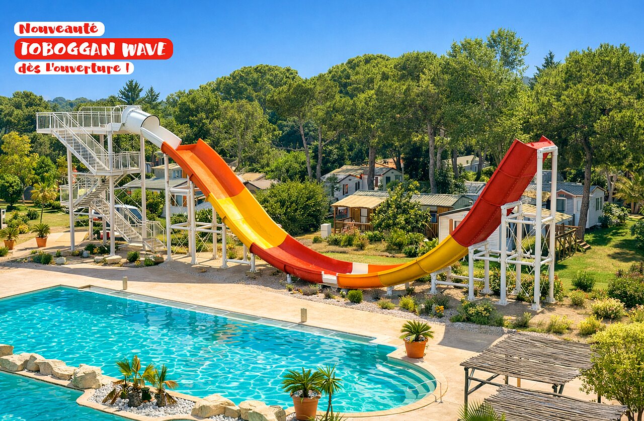 Grote waterglijbaan Wave en zwembad, stacaravans op camping CAPFUN Vignes d'Or in Serignan.