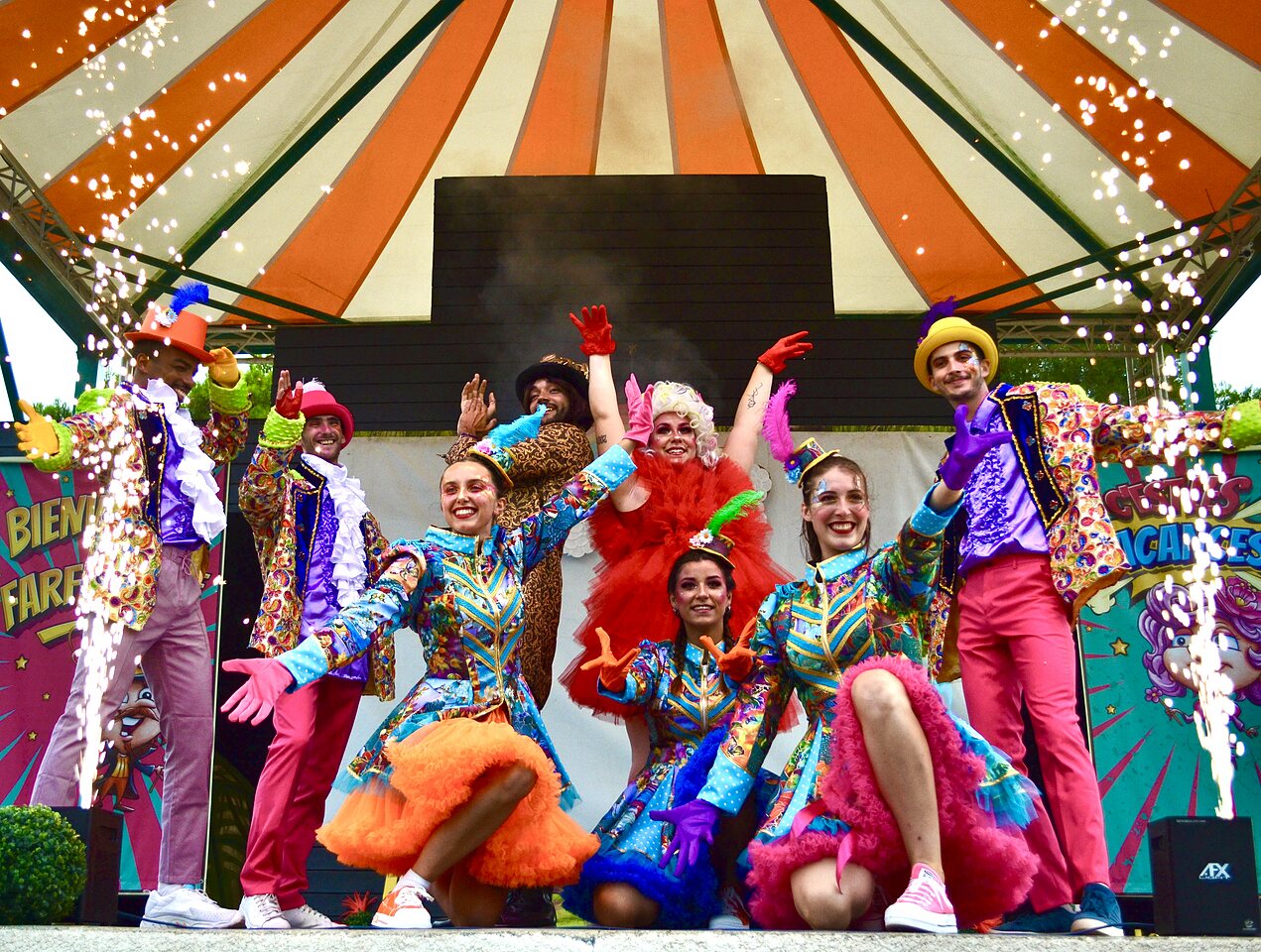 Artiesten in kleurrijke kostuums met pyrotechniek op camping CAPFUN Vignes d'Or in Serignan.