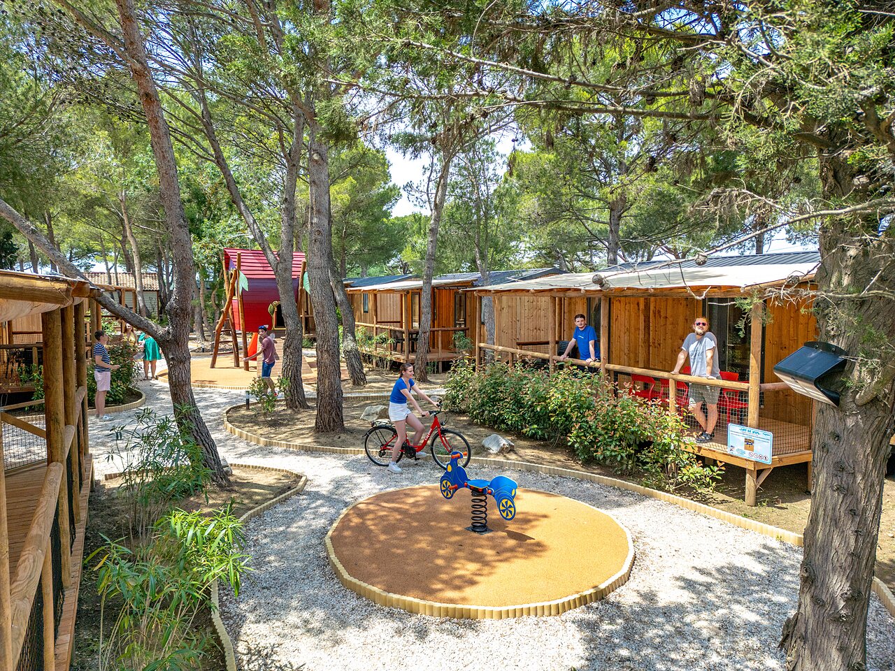 Houten stacaravans en kinderspeeltuin op camping CAPFUN Vignes d'Or in Serignan.