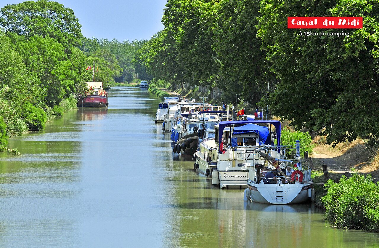 Canal du Midi met woonboten en groene bomen, nabij Serignan, H�rault.
