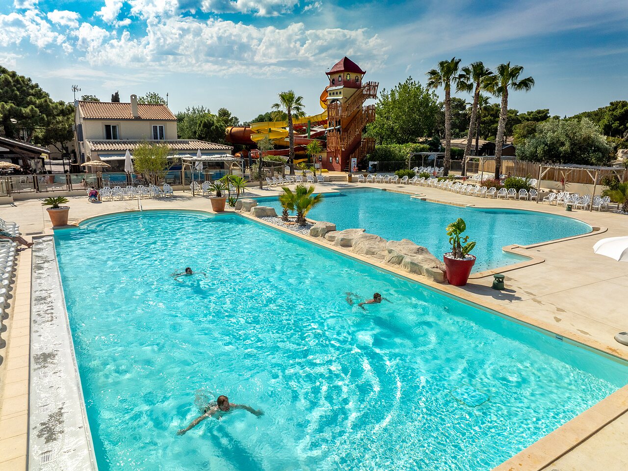 Groot waterpark met zwembaden en glijbanen op camping CAPFUN Vignes d'Or in Serignan.