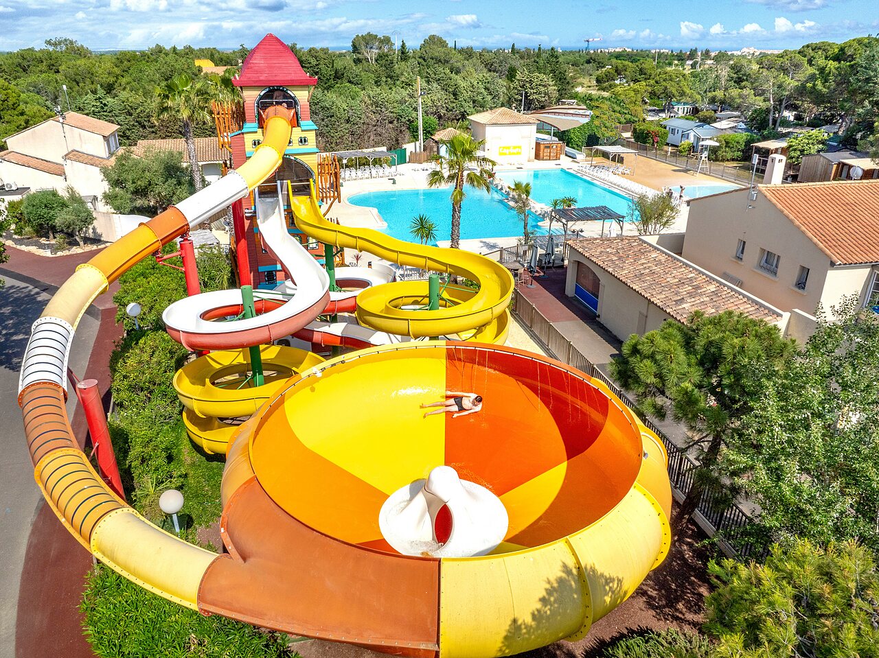 Gigantische waterglijbanen en buitenzwembad op camping CAPFUN Vignes d'Or in Serignan.