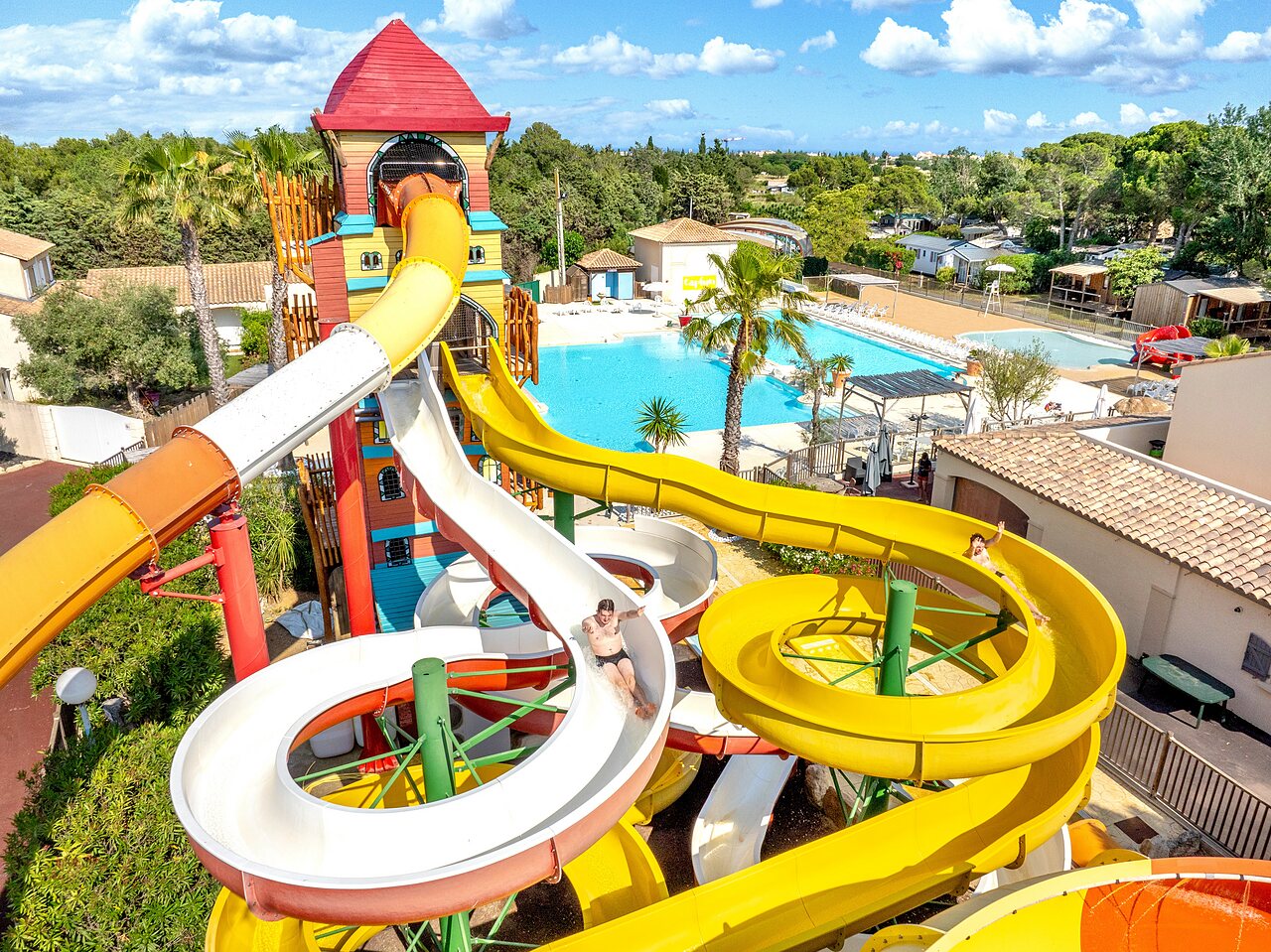 Reusachtige waterglijbanen en groot zwembad op camping CAPFUN Vignes d'Or in Serignan.