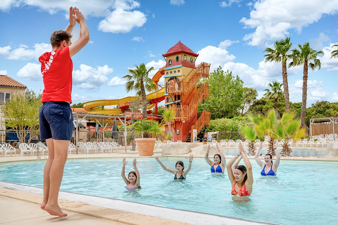 Geanimeerde aquagym in zwembad met glijbanen op camping CAPFUN Vignes d'Or, Serignan.