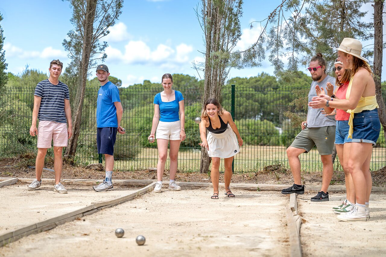 Vrienden spelen jeu de boules op baan op camping CAPFUN Vignes d'Or in Serignan.