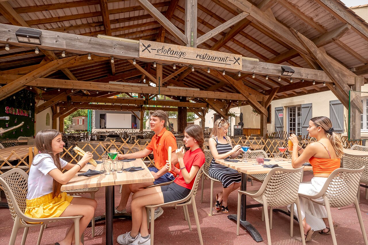 Restaurant Solange, gasten drinken drankjes op camping CAPFUN Vignes d'Or in Serignan.