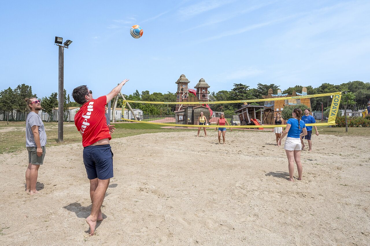 Beachvolleybalspelers op zandveld, speeltuin bij camping CAPFUN Vignes d'Or in Serignan.