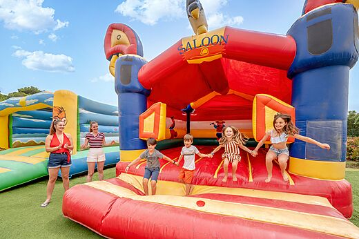 Grote opblaasbare structuur en springende kinderen op camping CAPFUN Vignes d'Or in Serignan.
