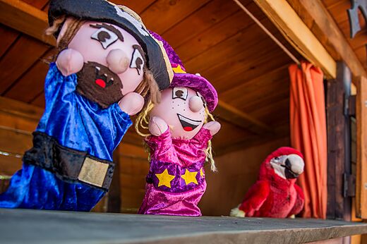 Poppenkastvoorstelling met piraat, heks en papegaai op camping CAPFUN Vignes d'Or in Serignan.