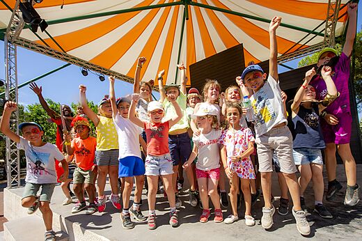 Vrolijke kinderanimatie op podium met animator op camping CAPFUN Vignes d'Or in Serignan.