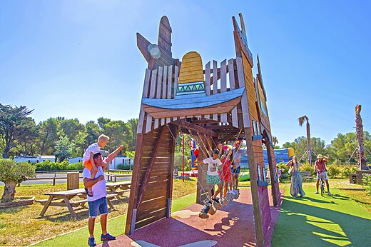 Grote houten speeltuin voor kinderen op camping CAPFUN Vignes d'Or in Serignan.