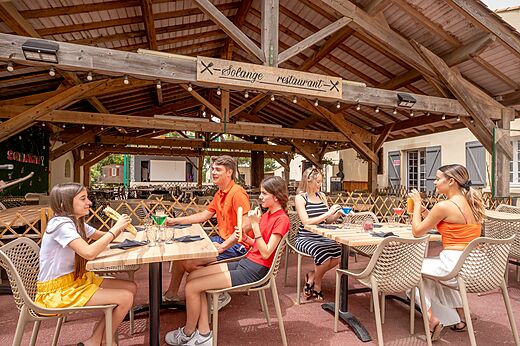 Restaurant Solange op terras met gasten op camping CAPFUN Vignes d'Or.