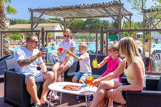 Familie aan de bar bij zwembad met drankjes, CAPFUN Vignes d'Or.