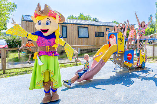 Mascotte en speeltuin camping CAPFUN Vikings Saint Jean de la Rivière (50).