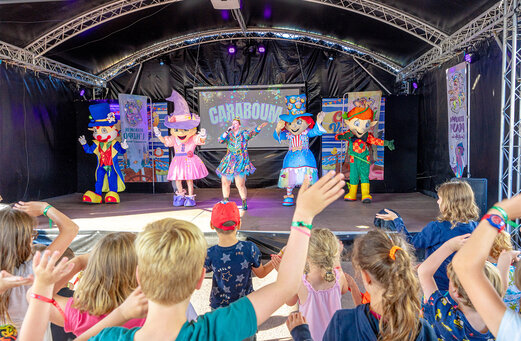 Animatievoorstelling met mascottes en kinderen op camping CAPFUN Vikings in Saint Jean de la Rivière (50).