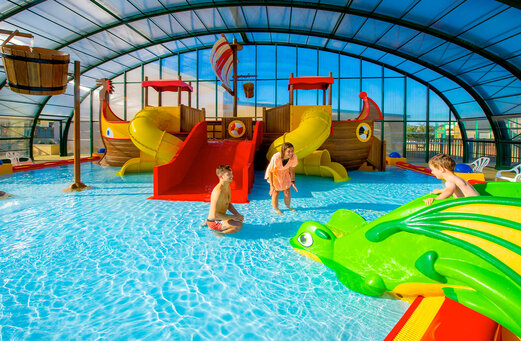 Overdekt zwembad, glijbanen, spelen op camping CAPFUN Vikings in Saint Jean de la Rivi�re (50).