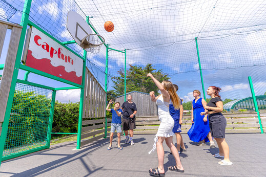 Multisportterrein met basketbalring op camping CAPFUN Vikings in Saint Jean de la Rivière.