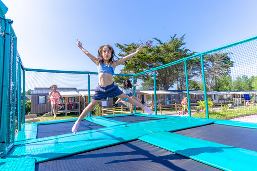 Trampolines voor kinderen op camping CAPFUN Vikings in Saint Jean de la Rivière (50).