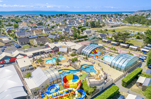 Luchtfoto van het waterpark met zwembaden en glijbanen op camping CAPFUN Vikings in Saint Jean de la Rivi�re (50).