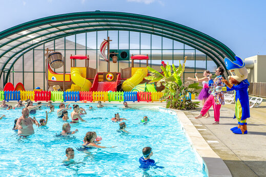 Overdekt zwembad met piratenschip waterspelen en animatie op camping CAPFUN Vikings in Saint Jean de la Rivi�re (50).