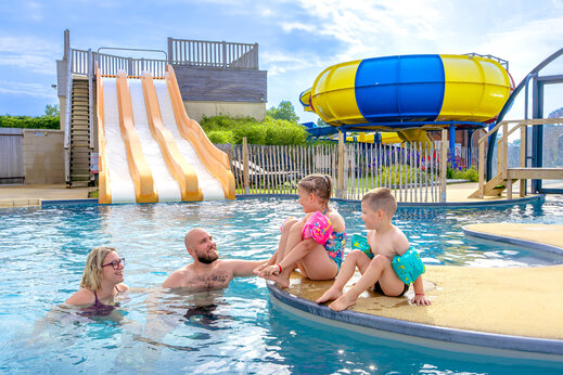 Buitenzwembad, waterglijbanen en familie op camping CAPFUN Vikings in Saint Jean de la Rivi�re.