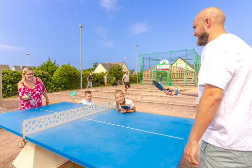 Familie speelt tafeltennis op blauwe tafel op camping CAPFUN Vikings in Saint Jean de la Rivière (50).