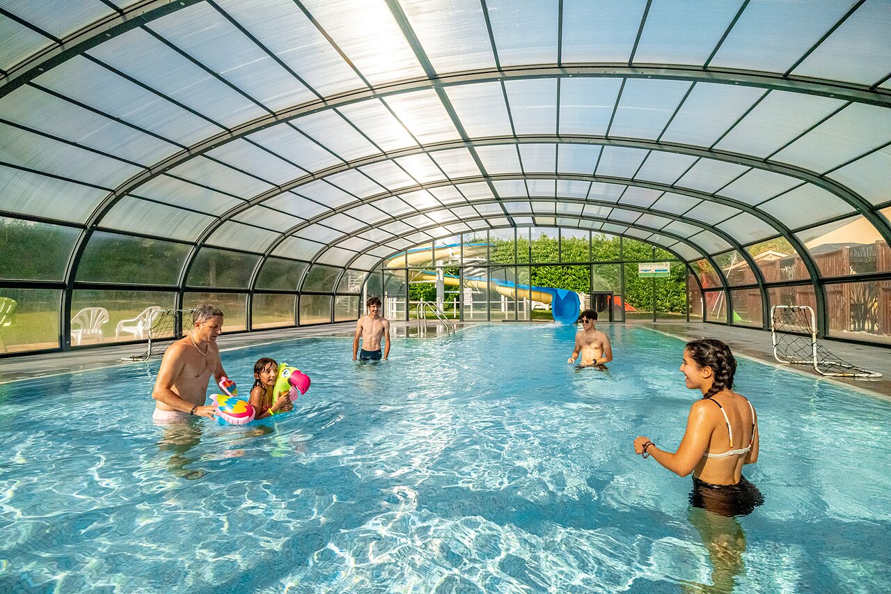 Overdekt zwembad met glijbaan, CLICOCHIC Village des Meuniers in Dompierre-les-Ormes.