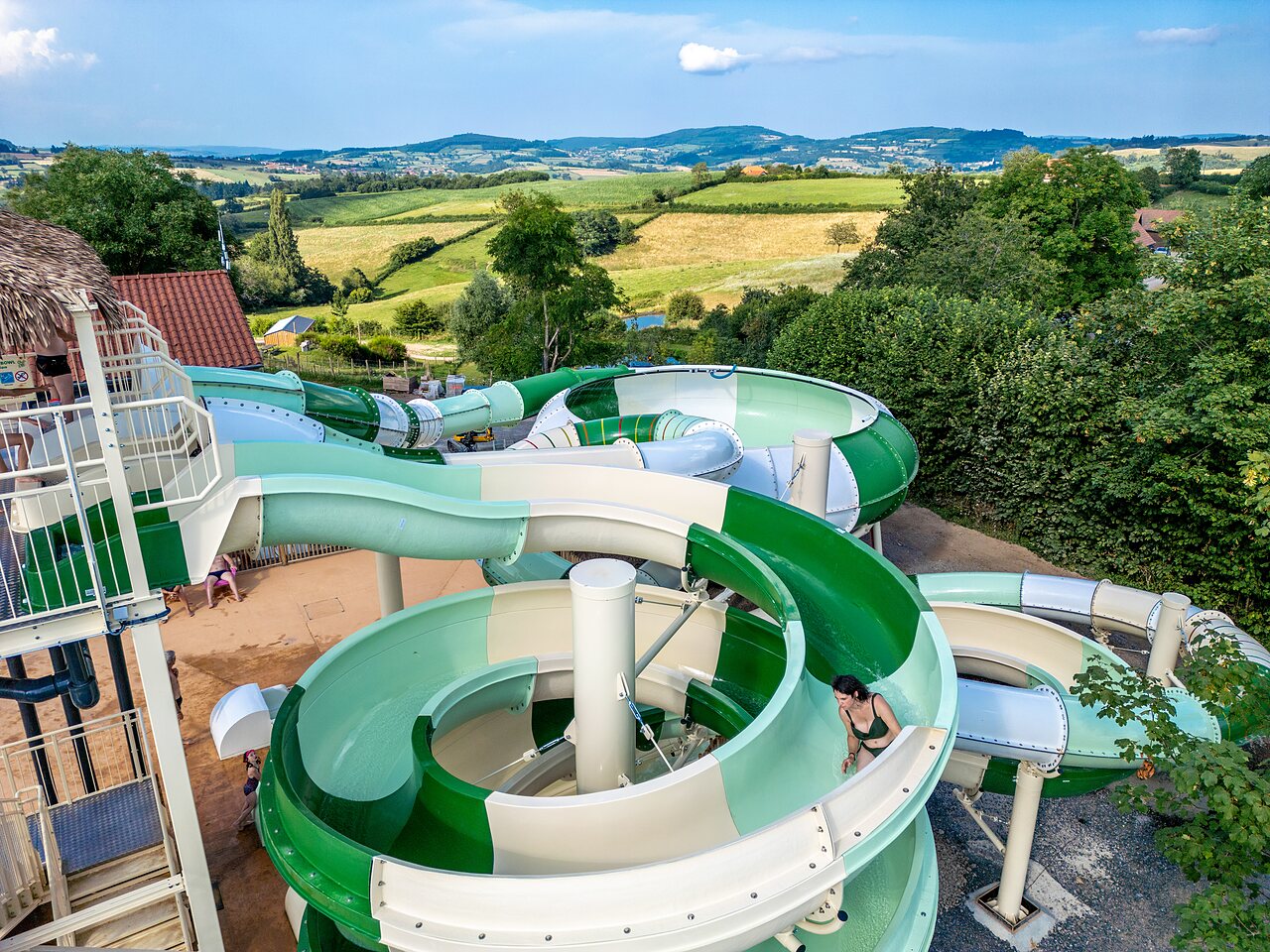 Gigantische waterglijbanen, panoramisch uitzicht, camping CLICOCHIC Village des Meuniers (71).