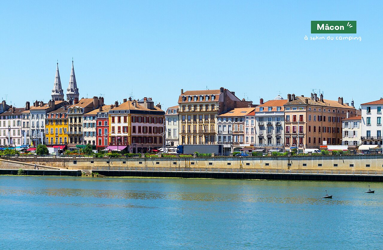M�con, historische stad aan de Sa�ne, met kleurrijke gebouwen.