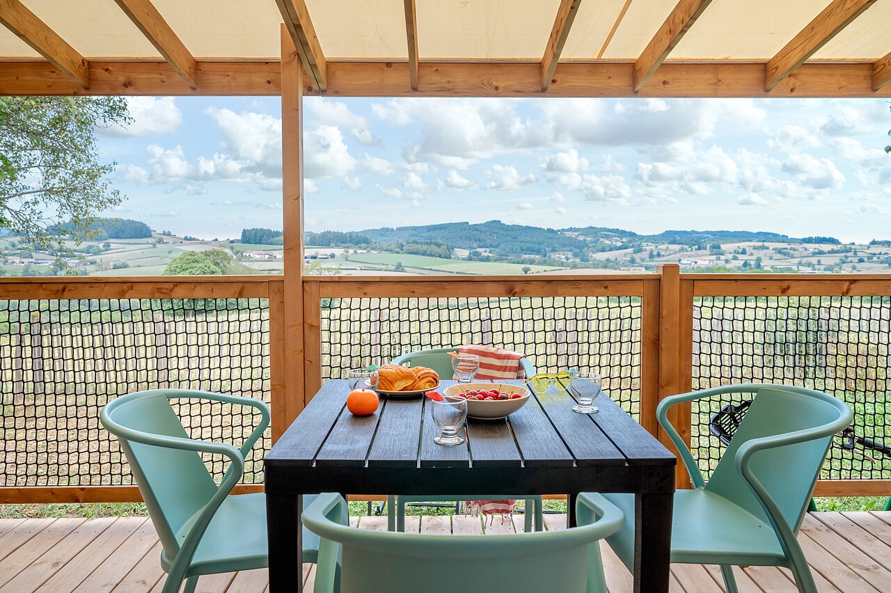 Terras van stacaravan met panoramisch uitzicht, camping CLICOCHIC Village des Meuniers (71).