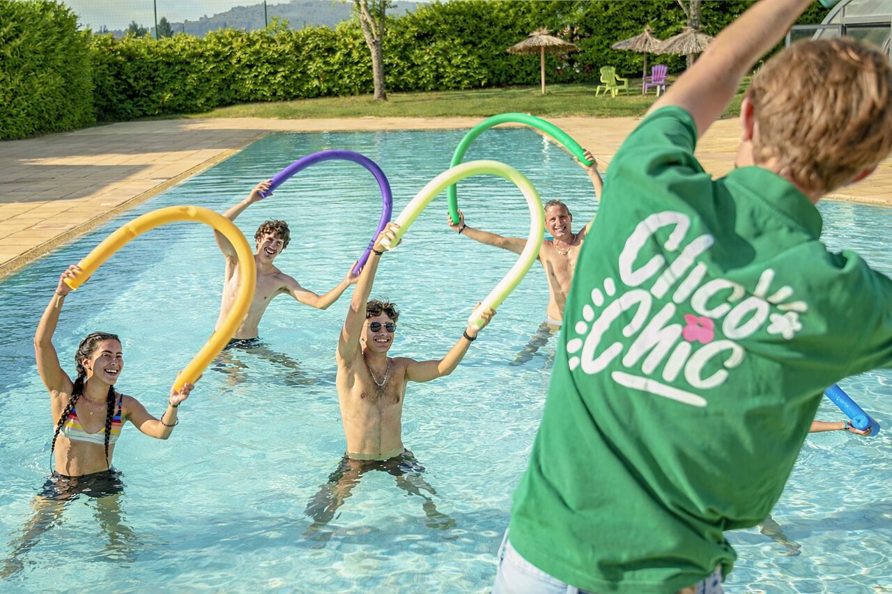 Zwembad, wateranimatie op camping CLICOCHIC Village des Meuniers te Dompierre-les-Ormes.