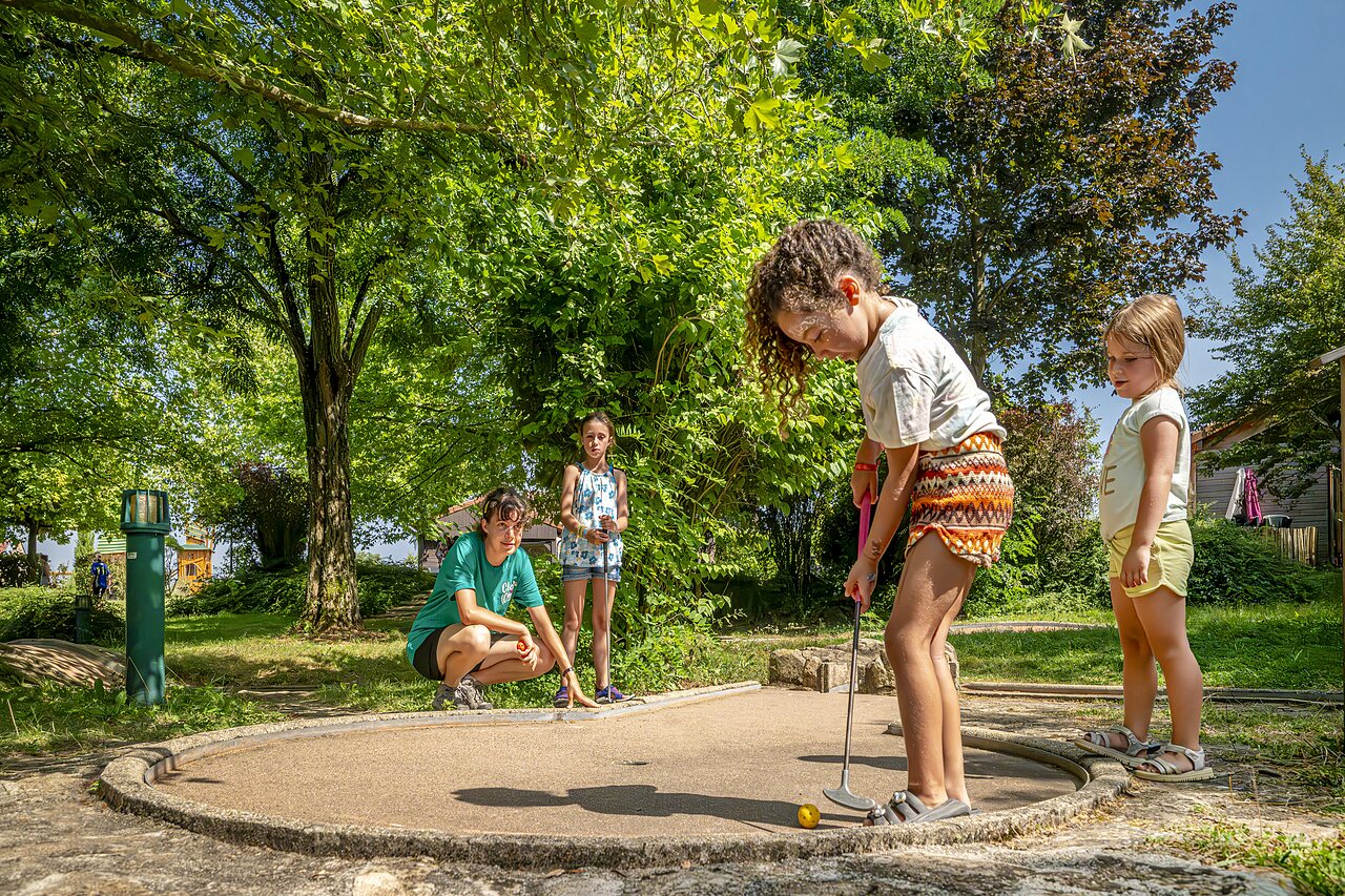 Familie minigolf met kinderen en volwassene op camping CLICOCHIC Village des Meuniers in Dompierre-les-Ormes (71).