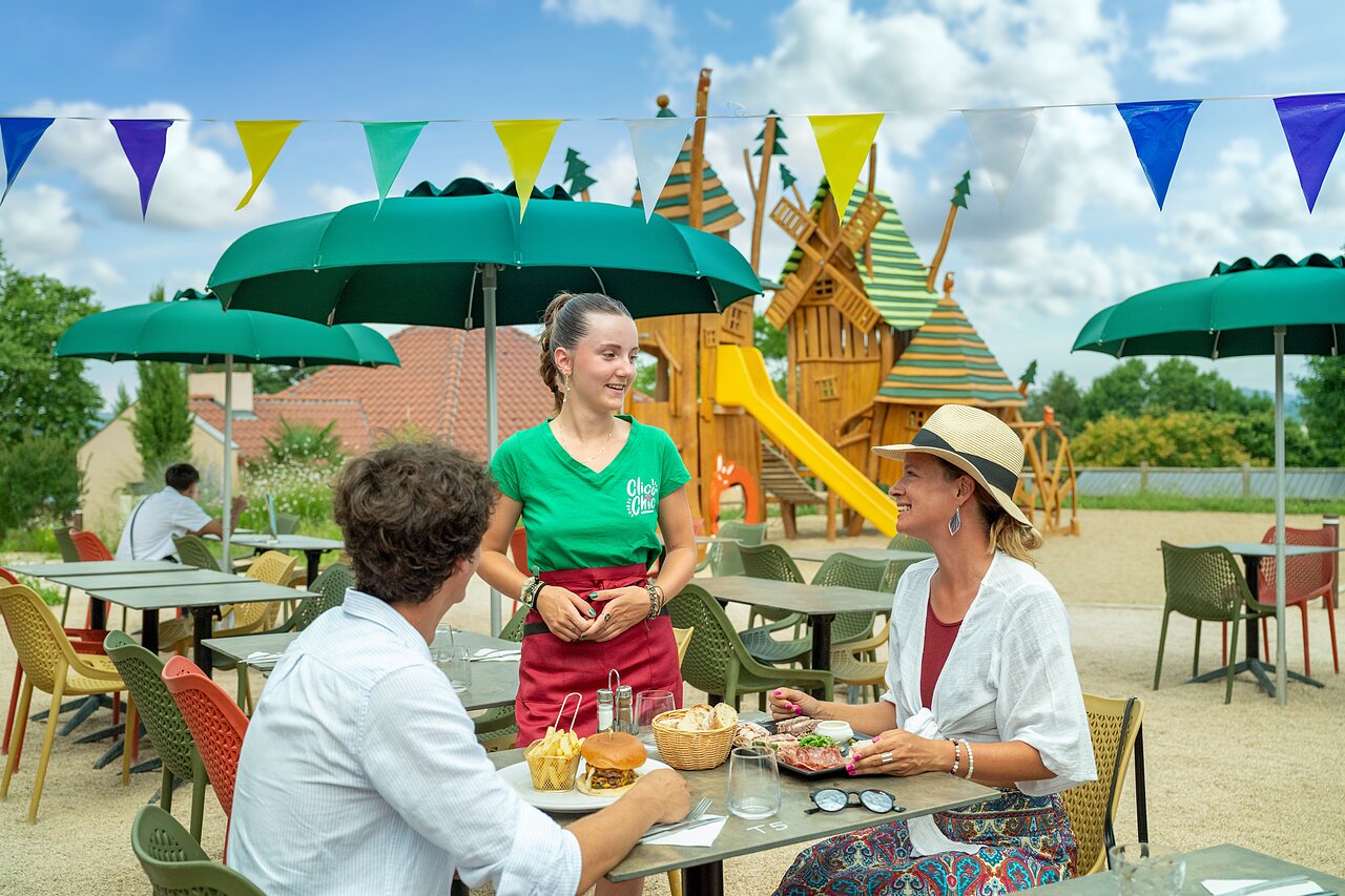 Restaurant, speeltuin op camping CLICOCHIC Village des Meuniers in Dompierre-les-Ormes (71).