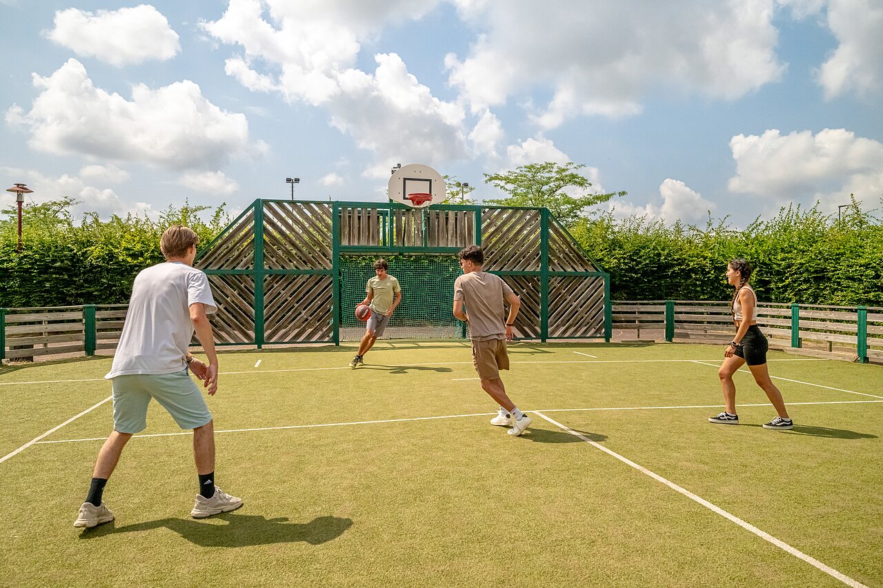 Basketbal op multisportterrein op camping CLICOCHIC Village des Meuniers in Dompierre-les-Ormes (71).
